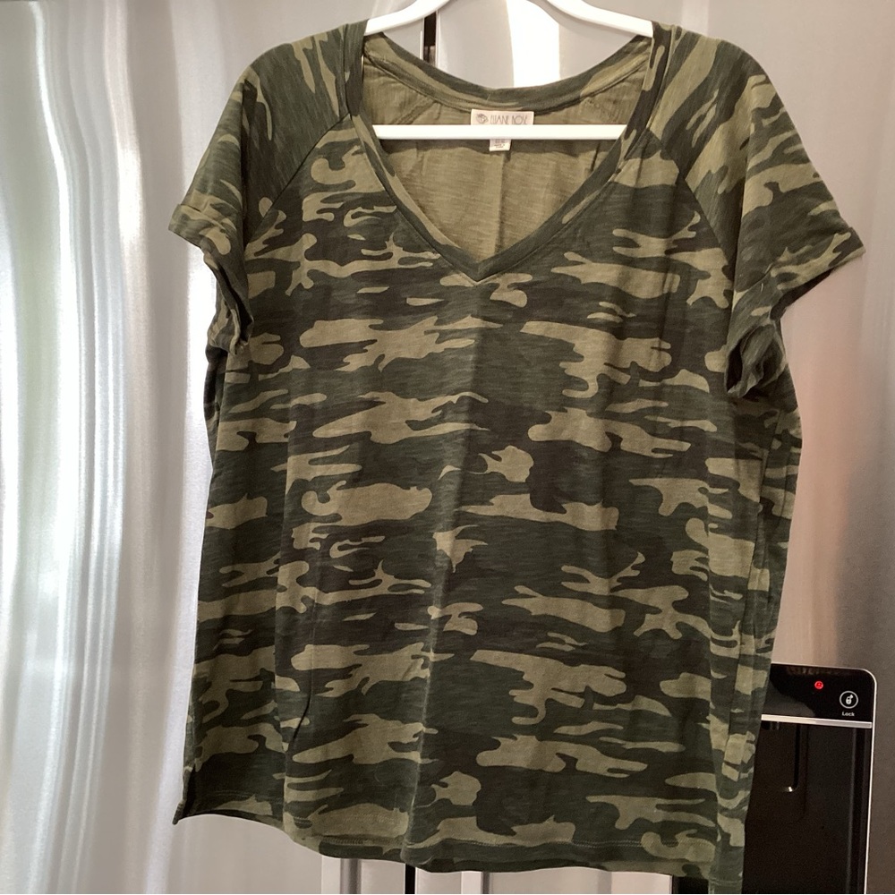 Vince Camuto Green Camo V-Neck Tee